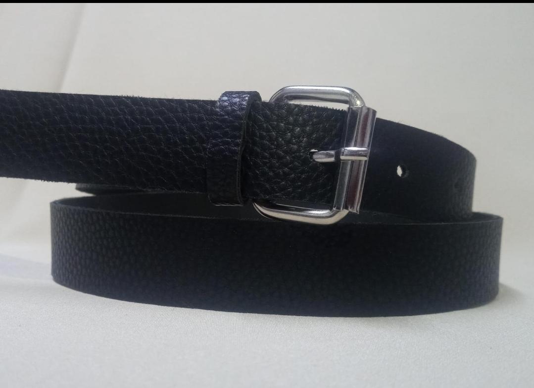 Detalle de cinturón en PU