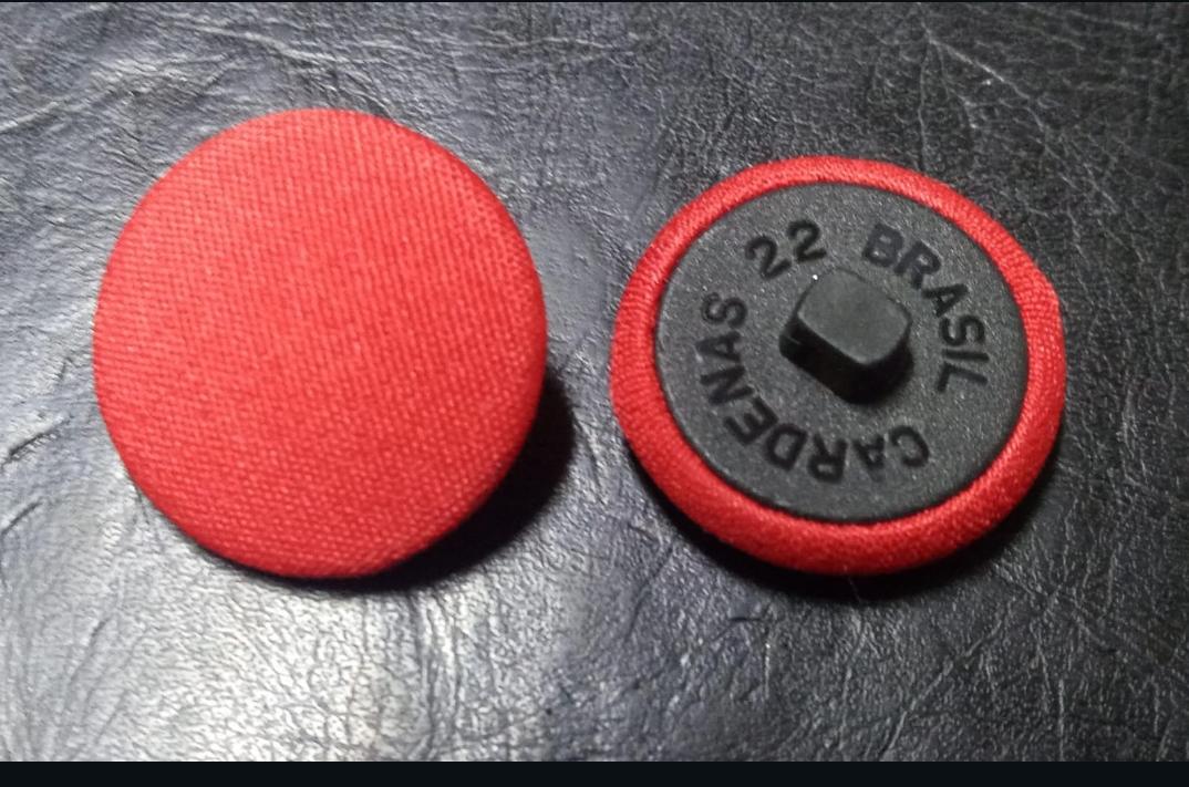 Aplicación de botones forrados